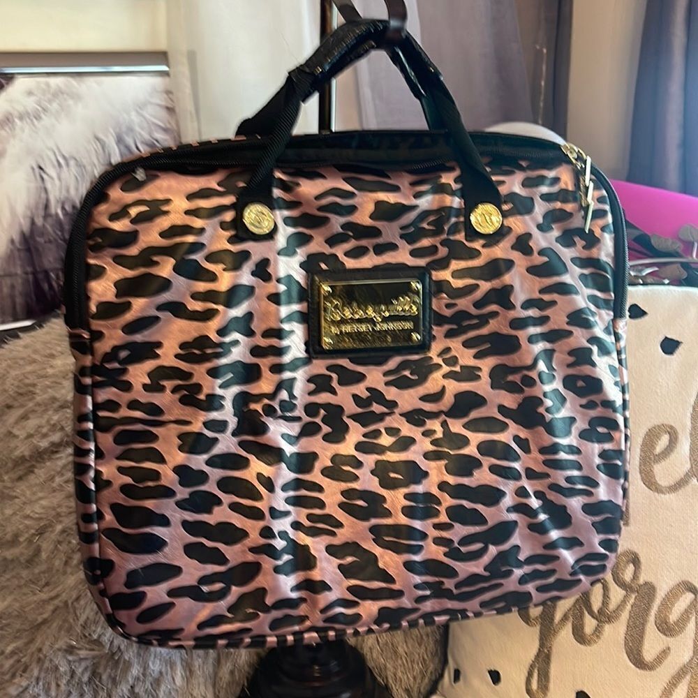 Betsey johnson betseyville pink satin leopard/cheetah laptop bag-case